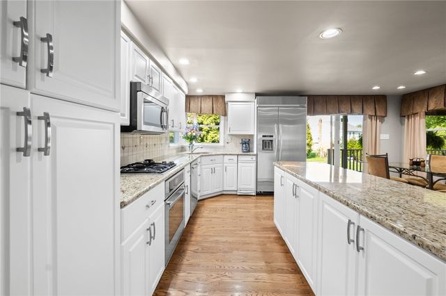 109 Marshall Dr, Mt Lebanon, PA 15228