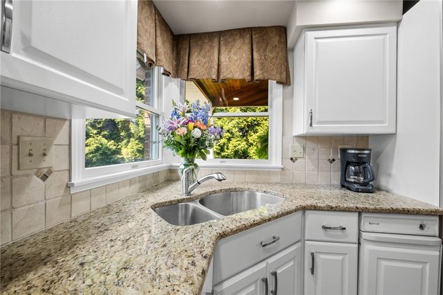 109 Marshall Dr, Mt Lebanon, PA 15228