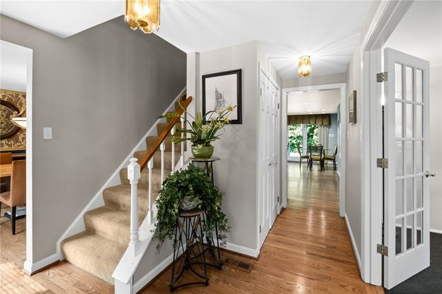 109 Marshall Dr, Mt Lebanon, PA 15228
