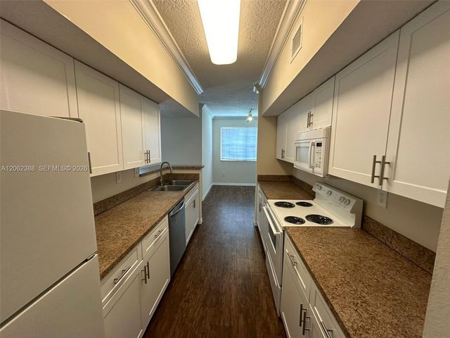 11600 SW 2nd St 18208, Pembroke Pines, FL 33025