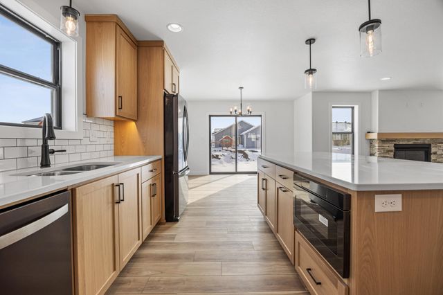 8916 Meadowlark Parkway, Horace, ND 58047