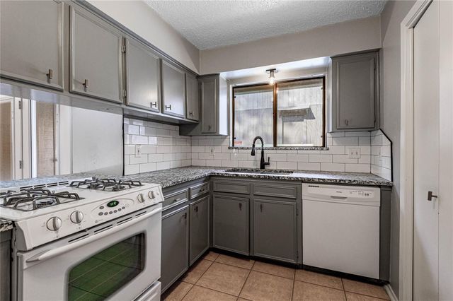 514 Hickory Street, Huntsville, TX 77320