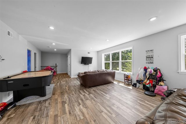 7447 Ore Lake Road, Hamburg Township, MI 48116