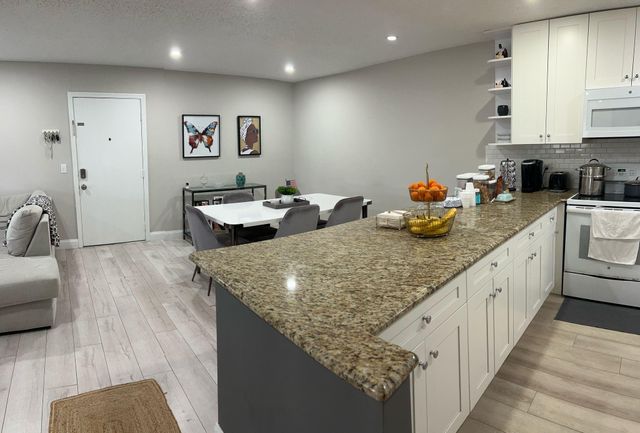22755 SW 66th Ave 203, Boca Raton, FL 33428