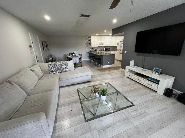 22755 SW 66th Ave 203, Boca Raton, FL 33428