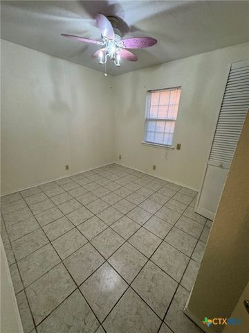 957 W New Braunfels Street, Seguin, TX 78155