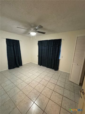 957 W New Braunfels Street, Seguin, TX 78155