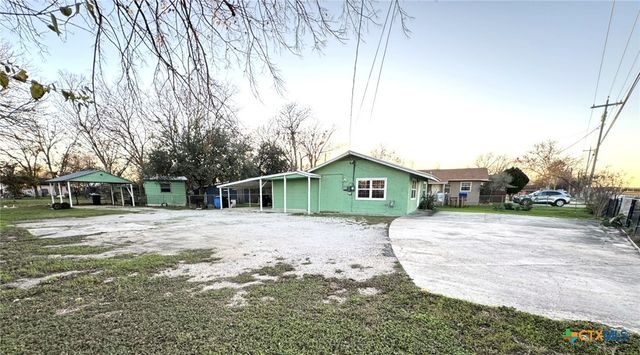 957 W New Braunfels Street, Seguin, TX 78155