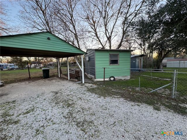 957 W New Braunfels Street, Seguin, TX 78155