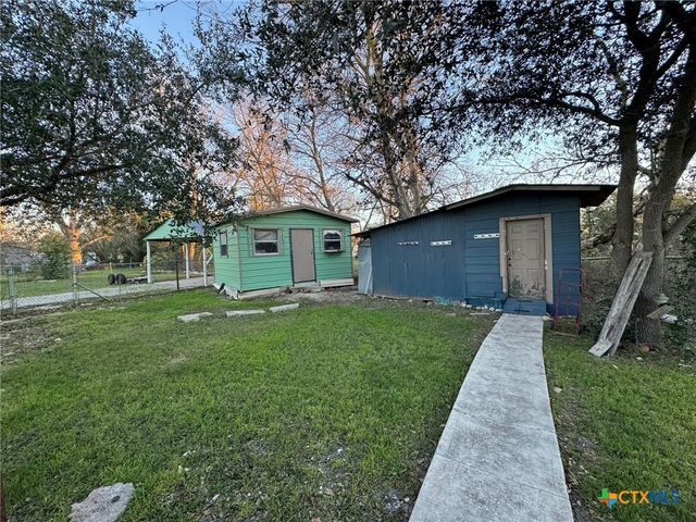 957 W New Braunfels Street, Seguin, TX 78155