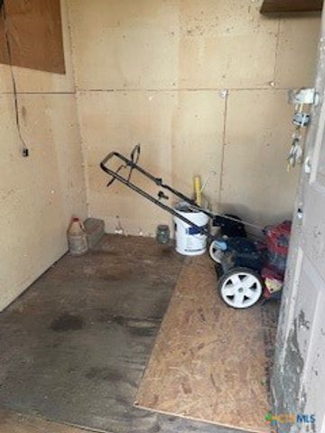 957 W New Braunfels Street, Seguin, TX 78155