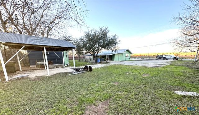 957 W New Braunfels Street, Seguin, TX 78155