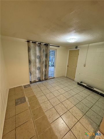 957 W New Braunfels Street, Seguin, TX 78155