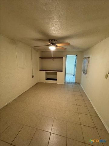 957 W New Braunfels Street, Seguin, TX 78155