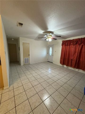 957 W New Braunfels Street, Seguin, TX 78155