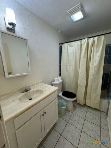 957 W New Braunfels Street, Seguin, TX 78155