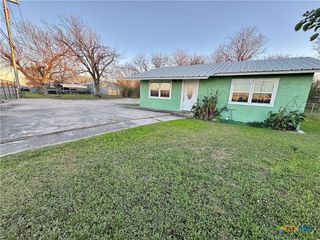 957 W New Braunfels Street, Seguin, TX 78155
