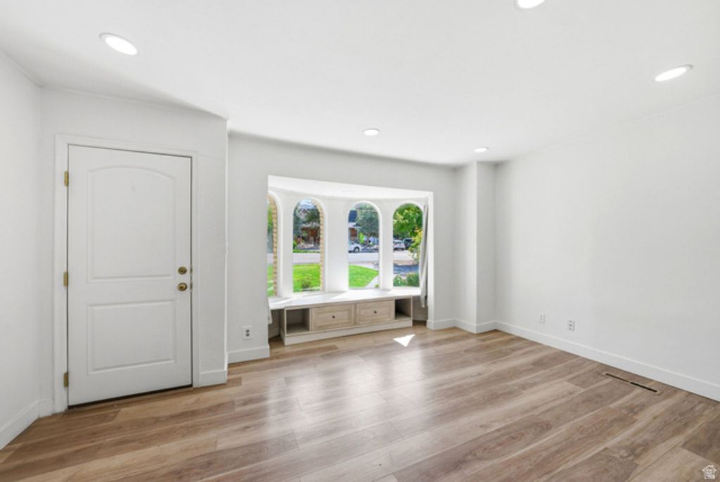 Image 7 of property listing at 4540 S WELLINGTON ST, Holladay, UT 84117