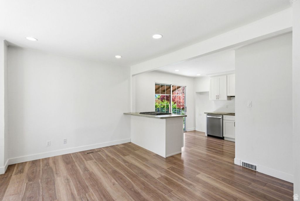 Image 8 of property listing at 4540 S WELLINGTON ST, Holladay, UT 84117