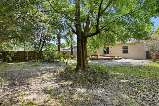 8127 N PACKWOOD AVENUE, Tampa, FL 33604