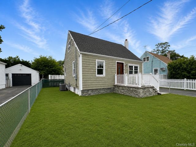 541 N Indiana Avenue, Lindenhurst, NY 11757