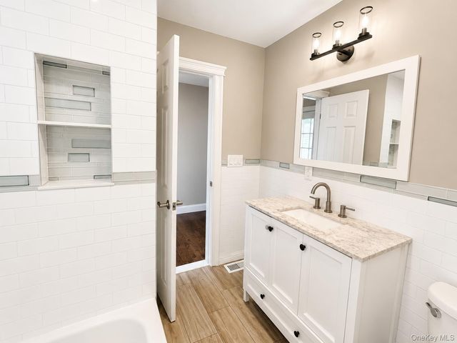 541 N Indiana Avenue, Lindenhurst, NY 11757