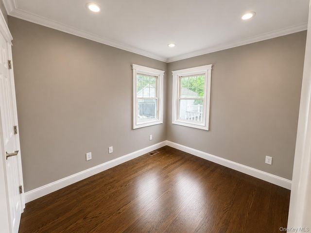 541 N Indiana Avenue, Lindenhurst, NY 11757