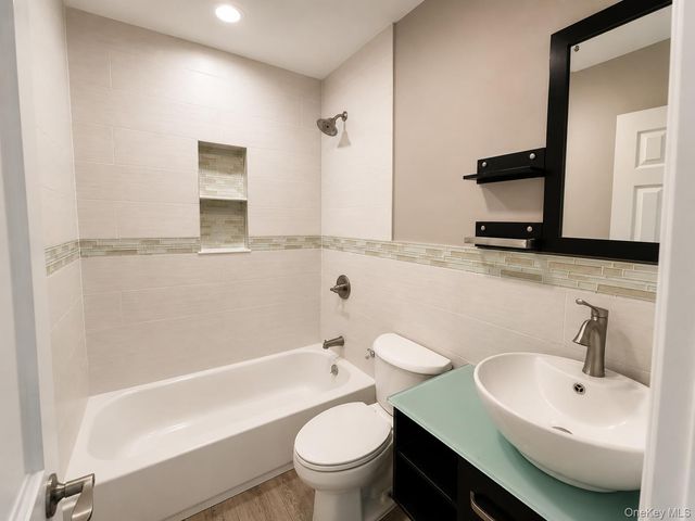 541 N Indiana Avenue, Lindenhurst, NY 11757