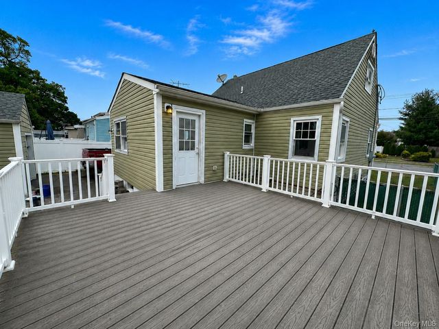 541 N Indiana Avenue, Lindenhurst, NY 11757