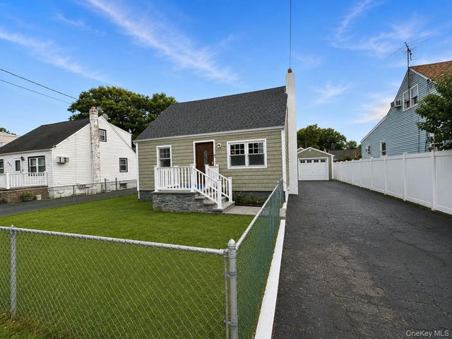 541 N Indiana Avenue, Lindenhurst, NY 11757