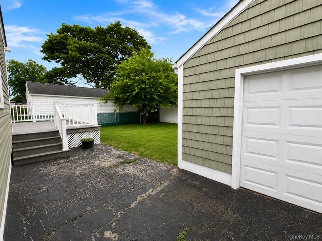 541 N Indiana Avenue, Lindenhurst, NY 11757