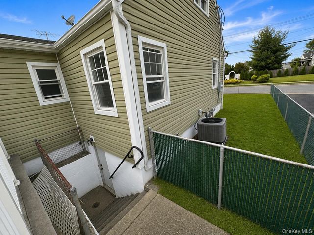 541 N Indiana Avenue, Lindenhurst, NY 11757