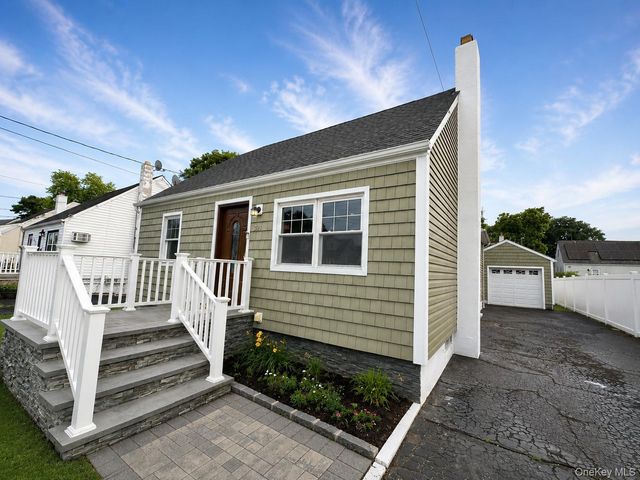 541 N Indiana Avenue, Lindenhurst, NY 11757
