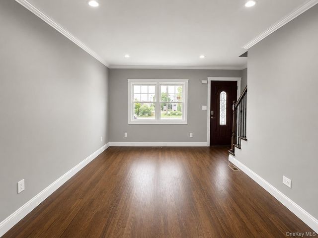 541 N Indiana Avenue, Lindenhurst, NY 11757