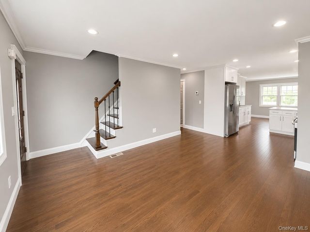 541 N Indiana Avenue, Lindenhurst, NY 11757
