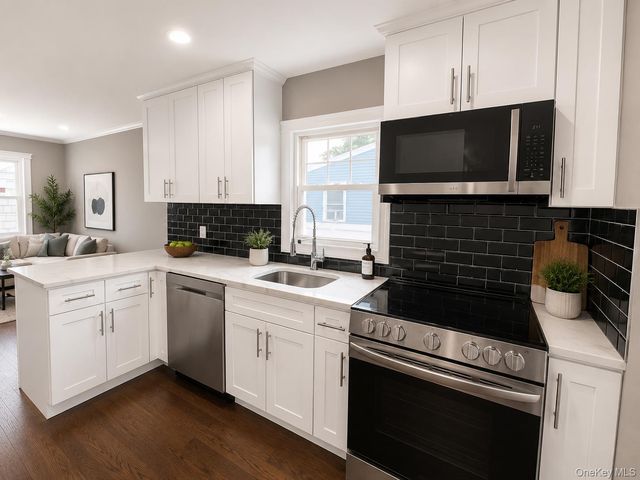 541 N Indiana Avenue, Lindenhurst, NY 11757