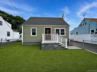 541 N Indiana Avenue, Lindenhurst, NY 11757