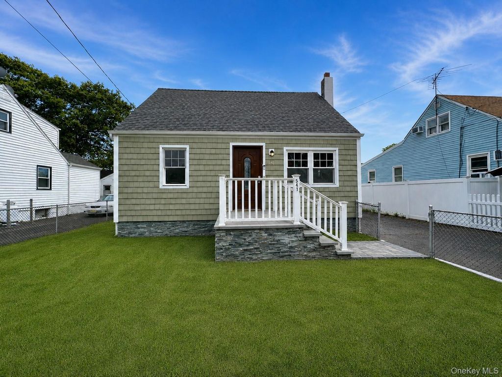 541 N Indiana Avenue, Lindenhurst, NY 11757