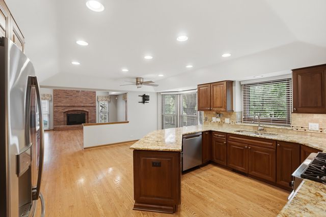 2528 Sun Valley Road, Lisle, IL 60532