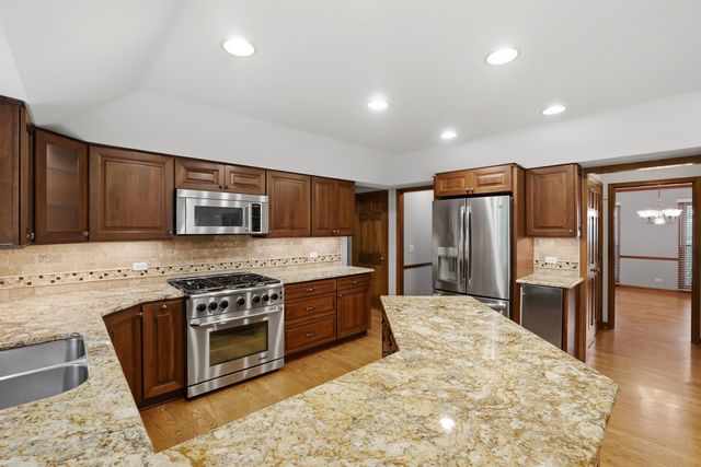 2528 Sun Valley Road, Lisle, IL 60532