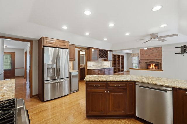 2528 Sun Valley Road, Lisle, IL 60532