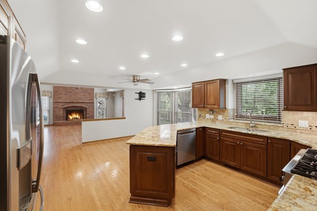 2528 Sun Valley Road, Lisle, IL 60532