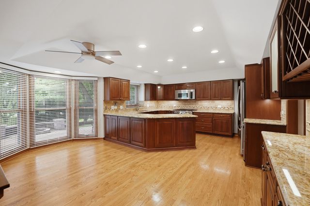 2528 Sun Valley Road, Lisle, IL 60532