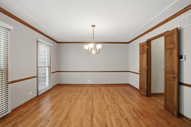 2528 Sun Valley Road, Lisle, IL 60532