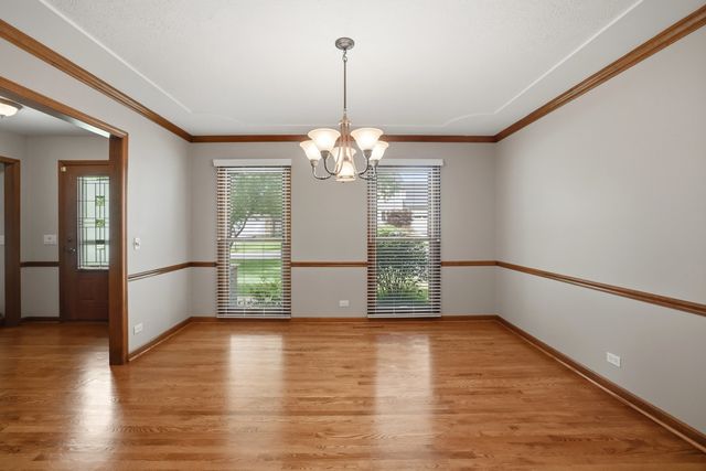 2528 Sun Valley Road, Lisle, IL 60532