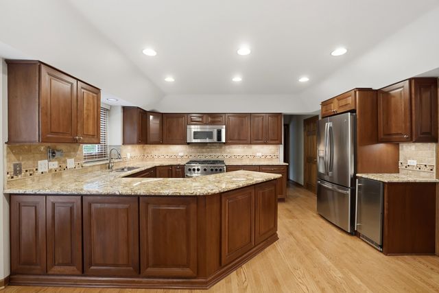2528 Sun Valley Road, Lisle, IL 60532