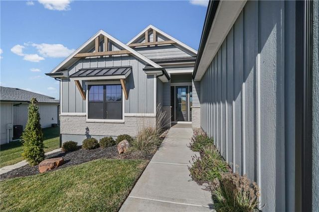 2200 S Quail Drive, Independence, MO 64057