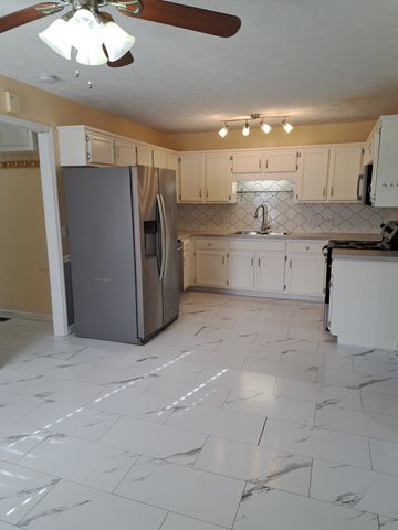 2615 Riverstone Dr, Murfreesboro, TN 37128