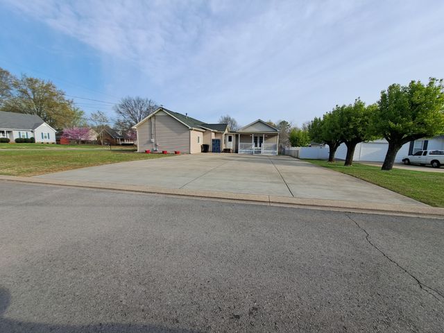 2615 Riverstone Dr, Murfreesboro, TN 37128