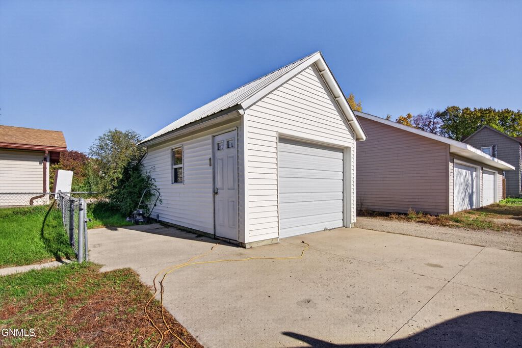 218 7th Avenue NW, Valley City, ND 58072 photo 2